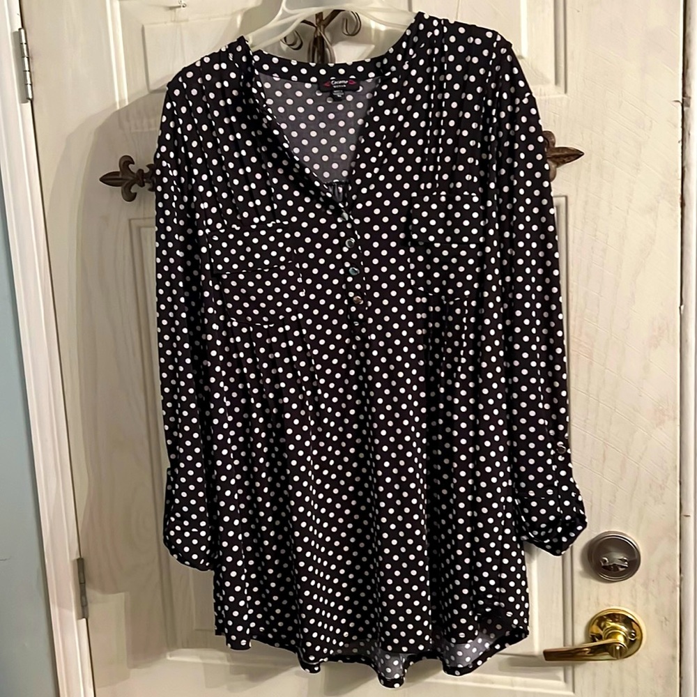 3 X Cocomo woman, black and white polkadot shirt